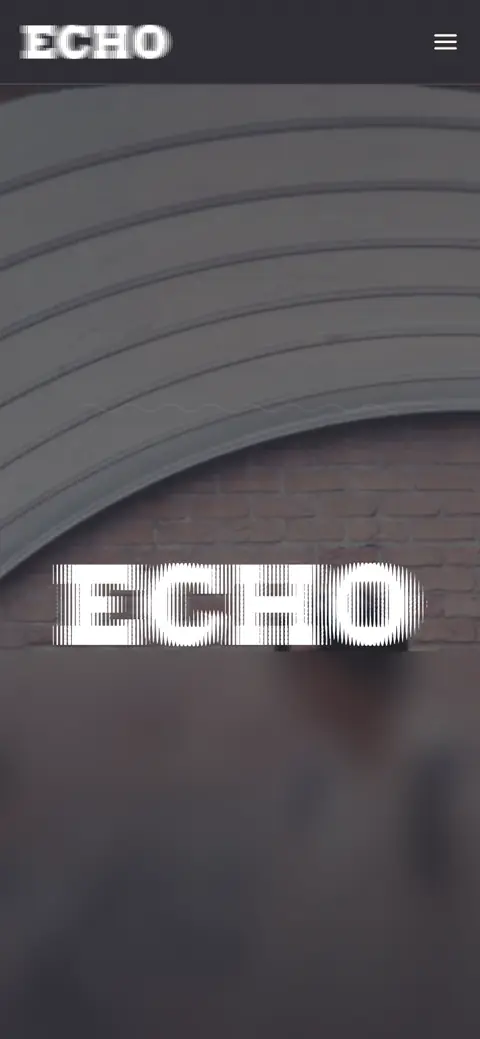 De ECHO-homepage op een gsm. Mensen vervaagd.